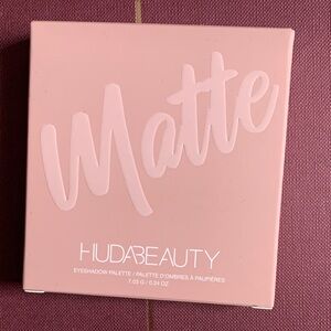 HUDA BEAUTY Matte Eyeshadow Palette - Soft Pink